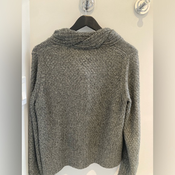 Banana Republic Heritage Size M sweater - Picture 3 of 8